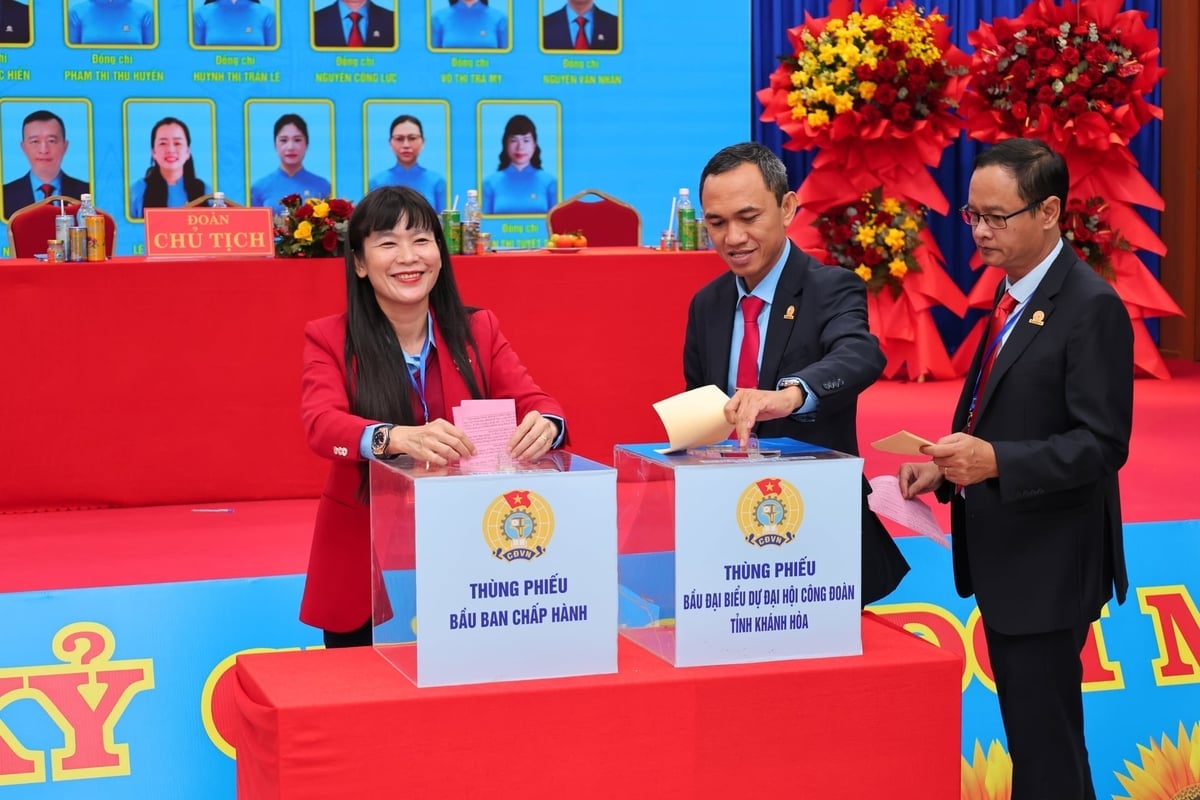 Delegaterna röstar för den nya verkställande kommittén. Foto: PC. Các đại biểu tiến hành bỏ phiếu Ban chấp hành nhiệm kỳ mới. Ảnh: PC.