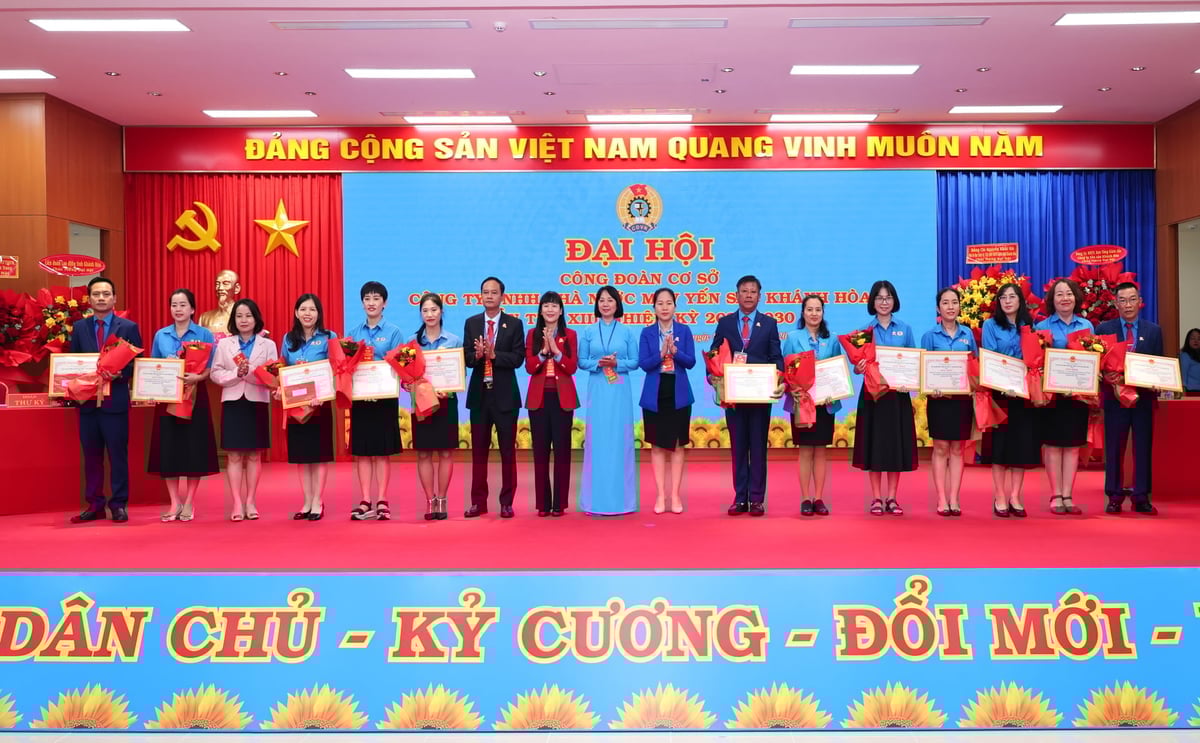 Fru Trinh Thi Hong Van, styrelseordförande för Khanh Hoa Salanganes Nest Company (röd tröja), delade ut förtjänstbevis till individer och enheter med enastående prestationer. Foto: PC. Bà Trịnh Thị Hồng Vân, Chủ tịch HĐTV Công ty Yến sào Khánh Hòa (áo đỏ) trao giấy khen cho các cá nhân, đơn vị có thành tích xuất sắc. Ảnh: PC.