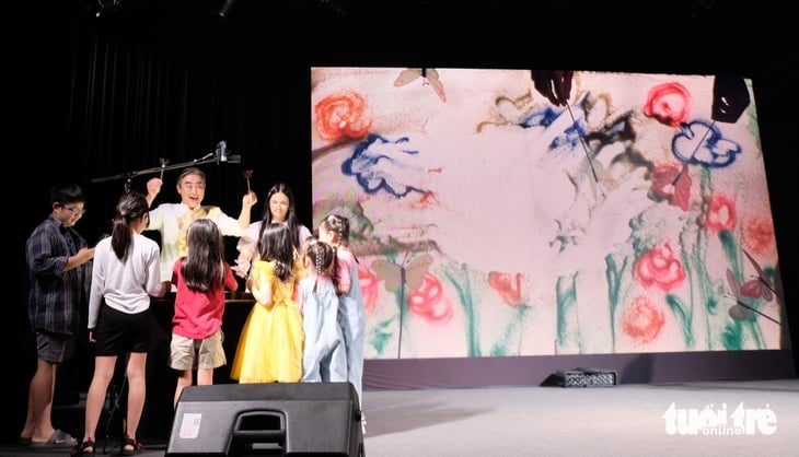 Sand painter Tri Duc tells the story of Vietnam's origins to international friends in Tunisia - Photo 4.