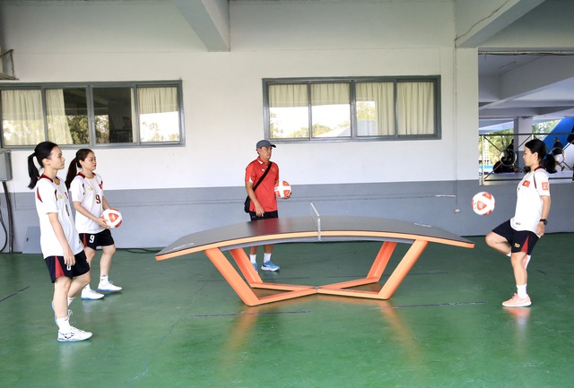 Sân thi đấu chưa hoàn thiện, đội teqball Việt Nam phải 'tập chay' ở ngoài- Ảnh 1.