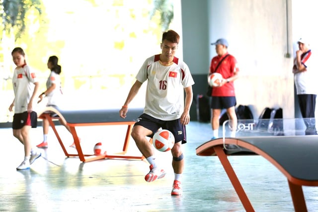 Sân thi đấu chưa hoàn thiện, đội teqball Việt Nam phải 'tập chay' ở ngoài- Ảnh 2.