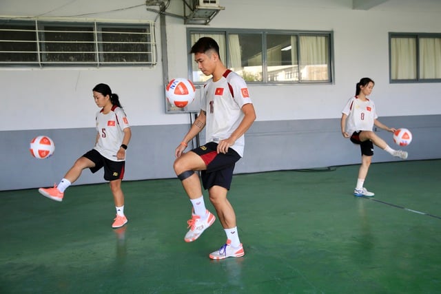 Sân thi đấu chưa hoàn thiện, đội teqball Việt Nam phải 'tập chay' ở ngoài- Ảnh 6.