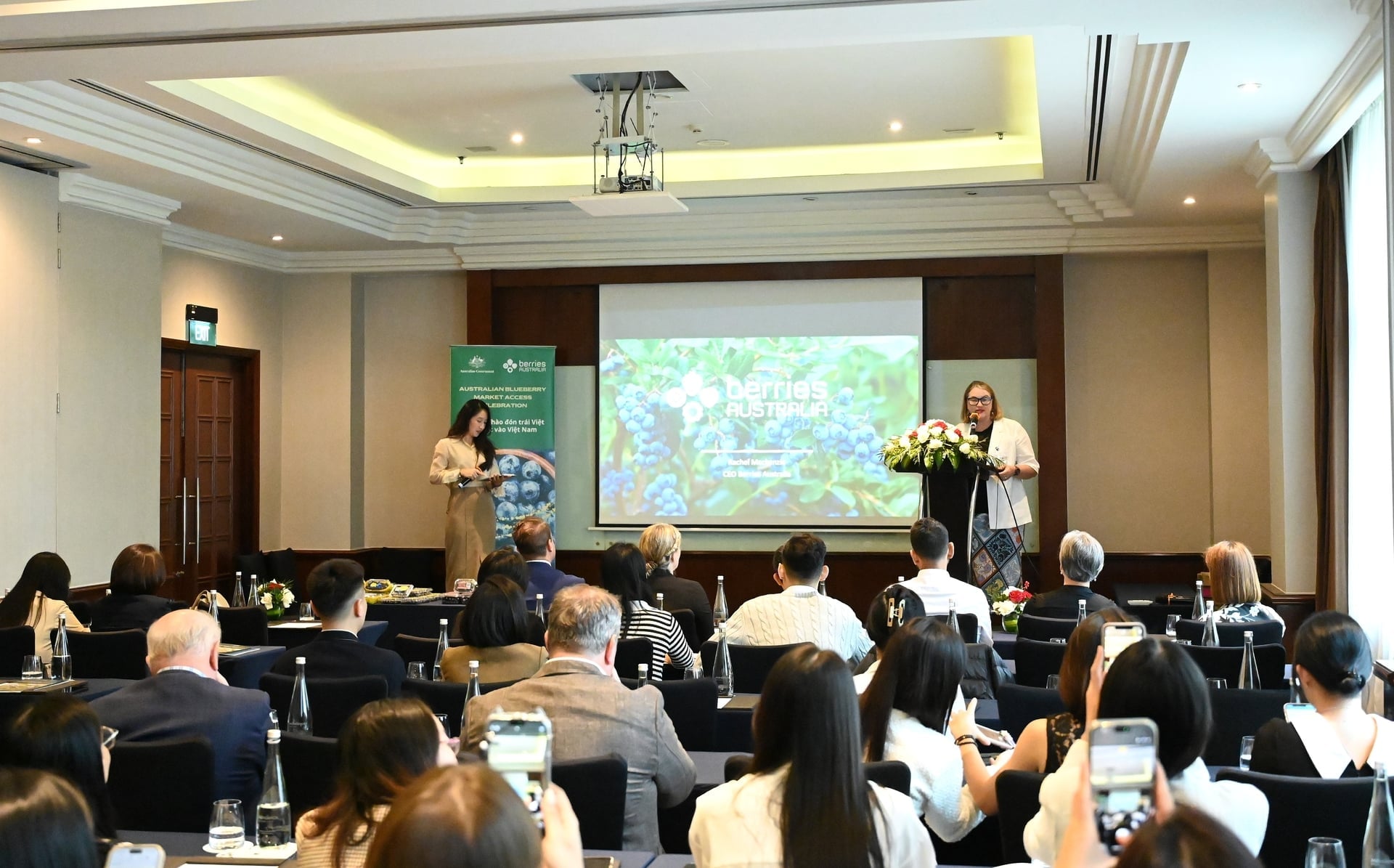Đại diện Berries Australia chia sẻ về chất lượng và thị trường việt quất tại sự kiện chào mừng quả việt quất Australia vào Việt Nam ngày 9/12. Ảnh: Kiều Chi.