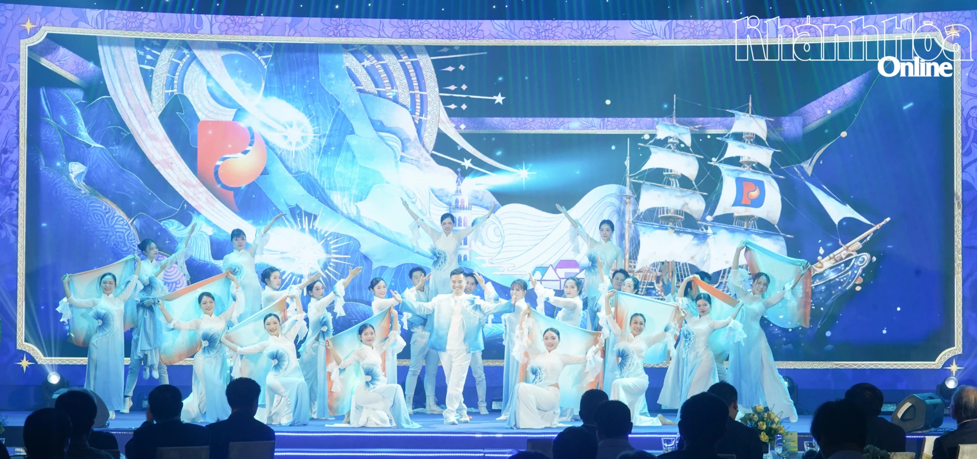 The performance was elaborately staged to celebrate Le's anniversary.