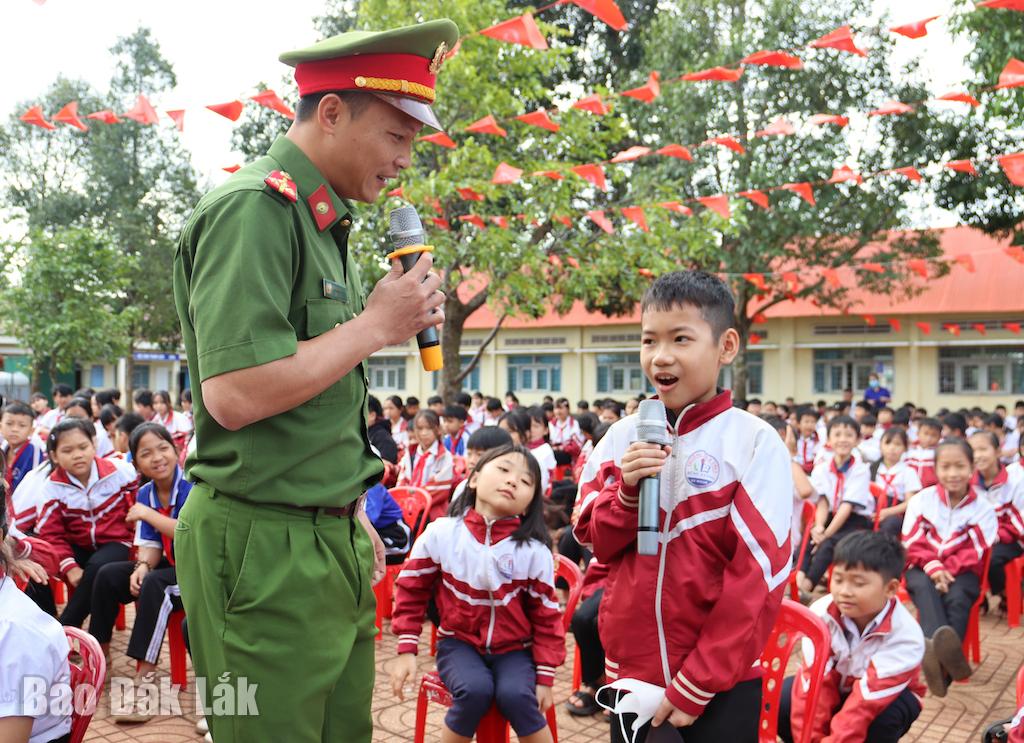 នគរបាលឃុំអណ្តែតចុះផ្សព្វផ្សាយច្បាប់ដល់សិស្សានុសិស្សនៃសាលាបឋមសិក្សា និងអនុវិទ្យាល័យ Hung Vuong