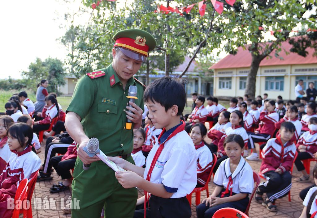 ... និងចែកខិតប័ណ្ណផ្សព្វផ្សាយច្បាប់ដល់សិស្សានុសិស្សក្នុងសាលា។