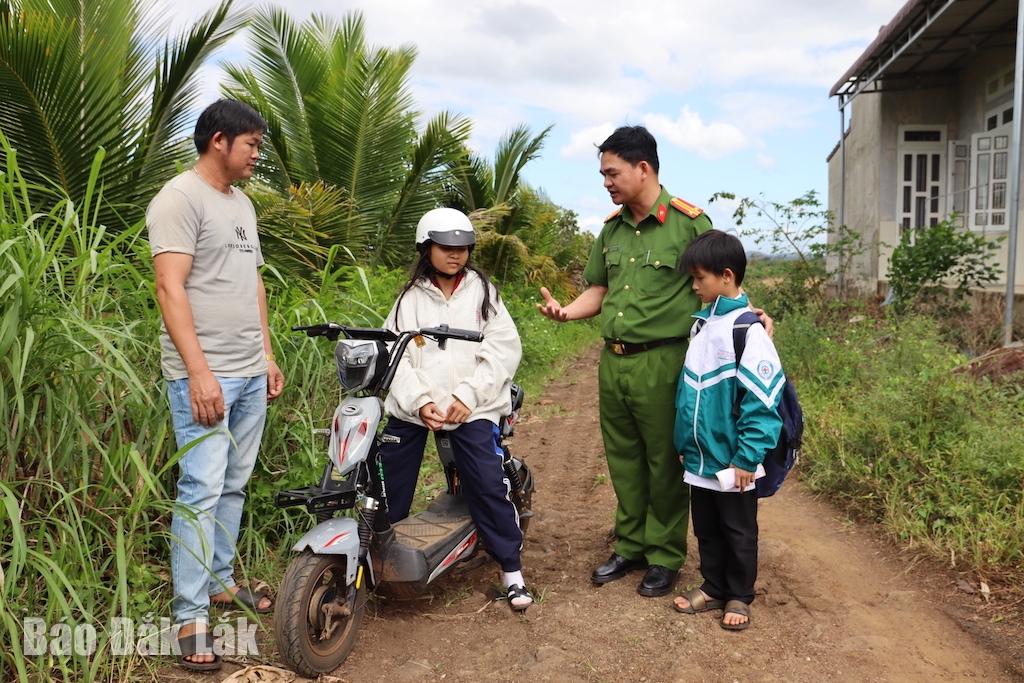 នគរបាលឃុំអៀដំរី សហការជាមួយប្រជាពលរដ្ឋភូមិហៀបថាញ់ ផ្សព្វផ្សាយច្បាប់ចរាចរណ៍ដល់យុវជន ។