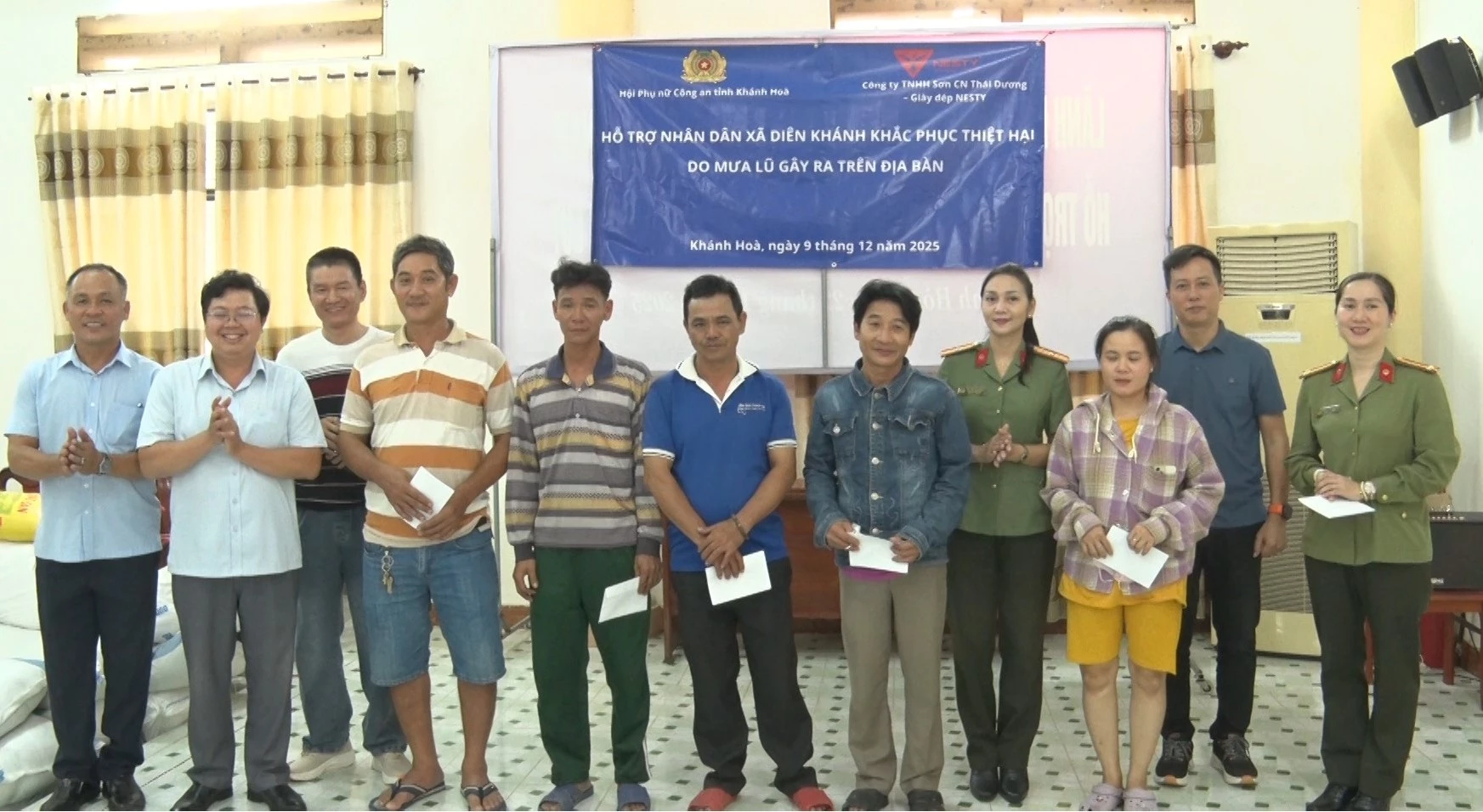 Entrega de presentes às pessoas da comuna de Dien Khanh afetadas pelas inundações.