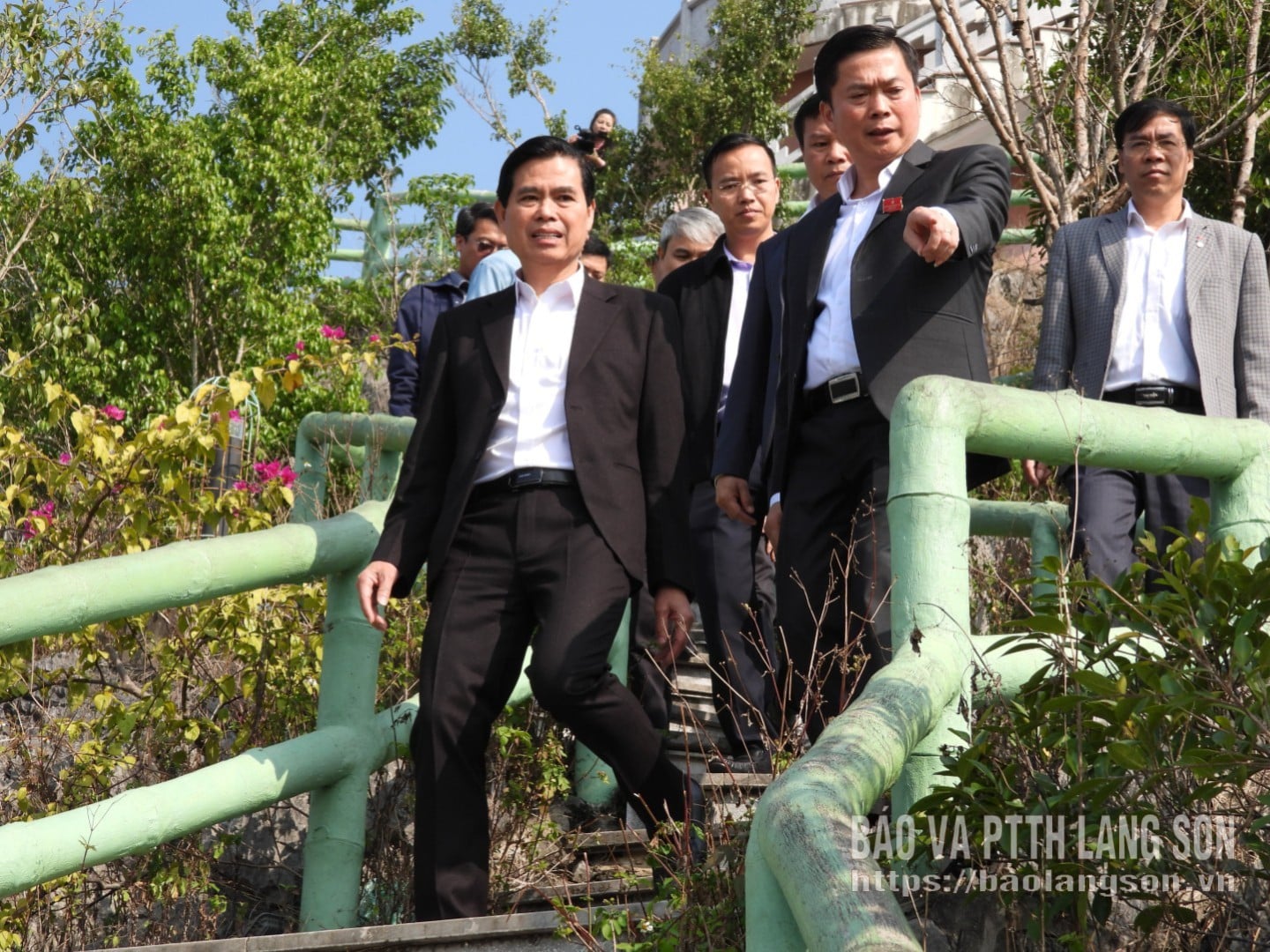 Dinh Huu Hoc elvtárs, a Tartományi Népi Bizottság állandó alelnöke beszámolt a Tartományi Párttitkárnak a Ho bácsi szobrának tervezett felállítására kijelölt terület körüli jelenlegi helyzetről.