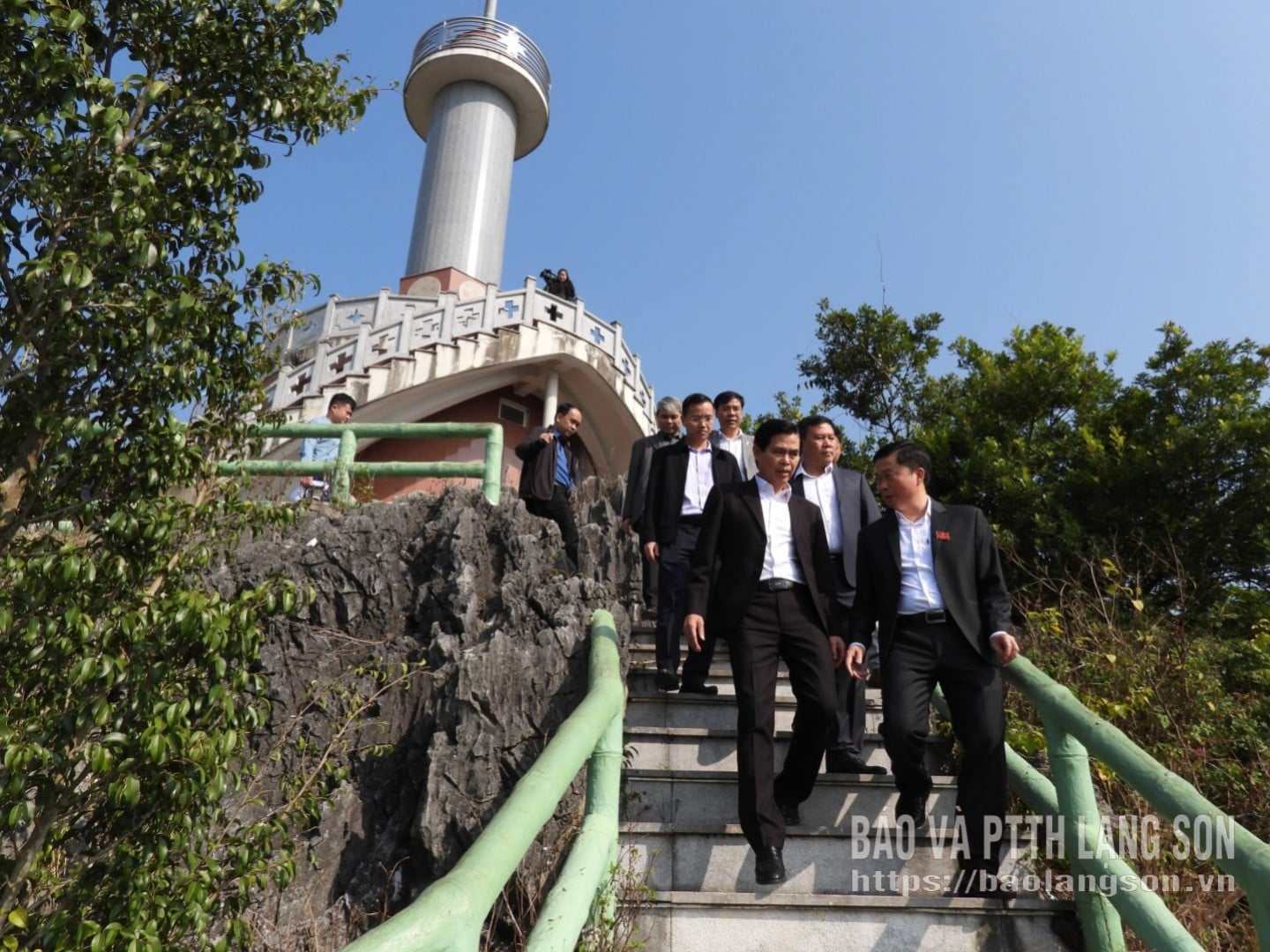 A tartományi párttitkár felmérte az építkezést a Phai Ve hegyvidéki térségben.