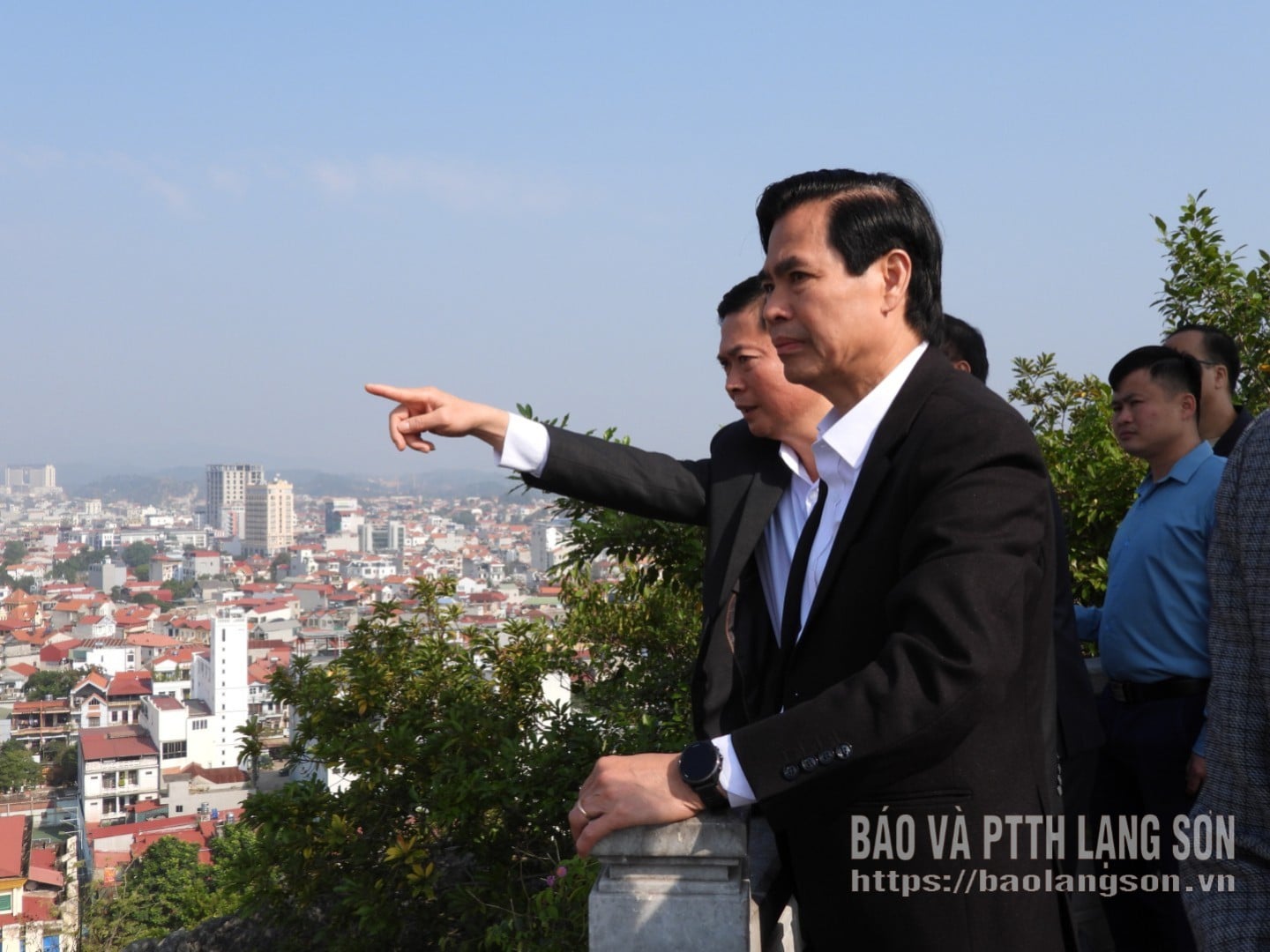 A Tartományi Népi Bizottság állandó alelnöke jelentést tett a Tartományi Párttitkárnak Ho bácsi szobrának építési tervezési területéről.