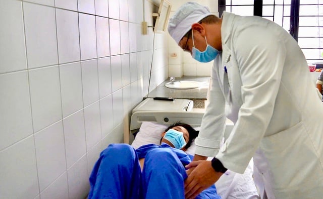 Cứu nam thanh niên bị nang giả tụy 'khủng' bằng nội soi siêu âm đặt stent LAMS - Ảnh 2.