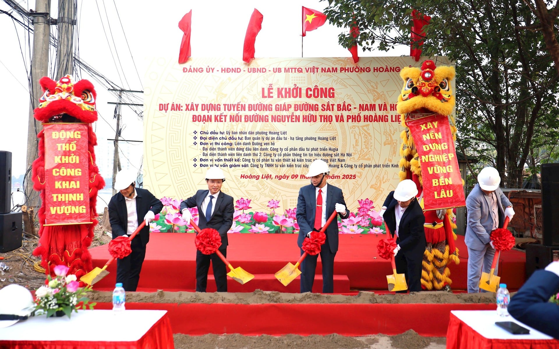 Các đại biểu thực hiện nghi thức khởi công dự án