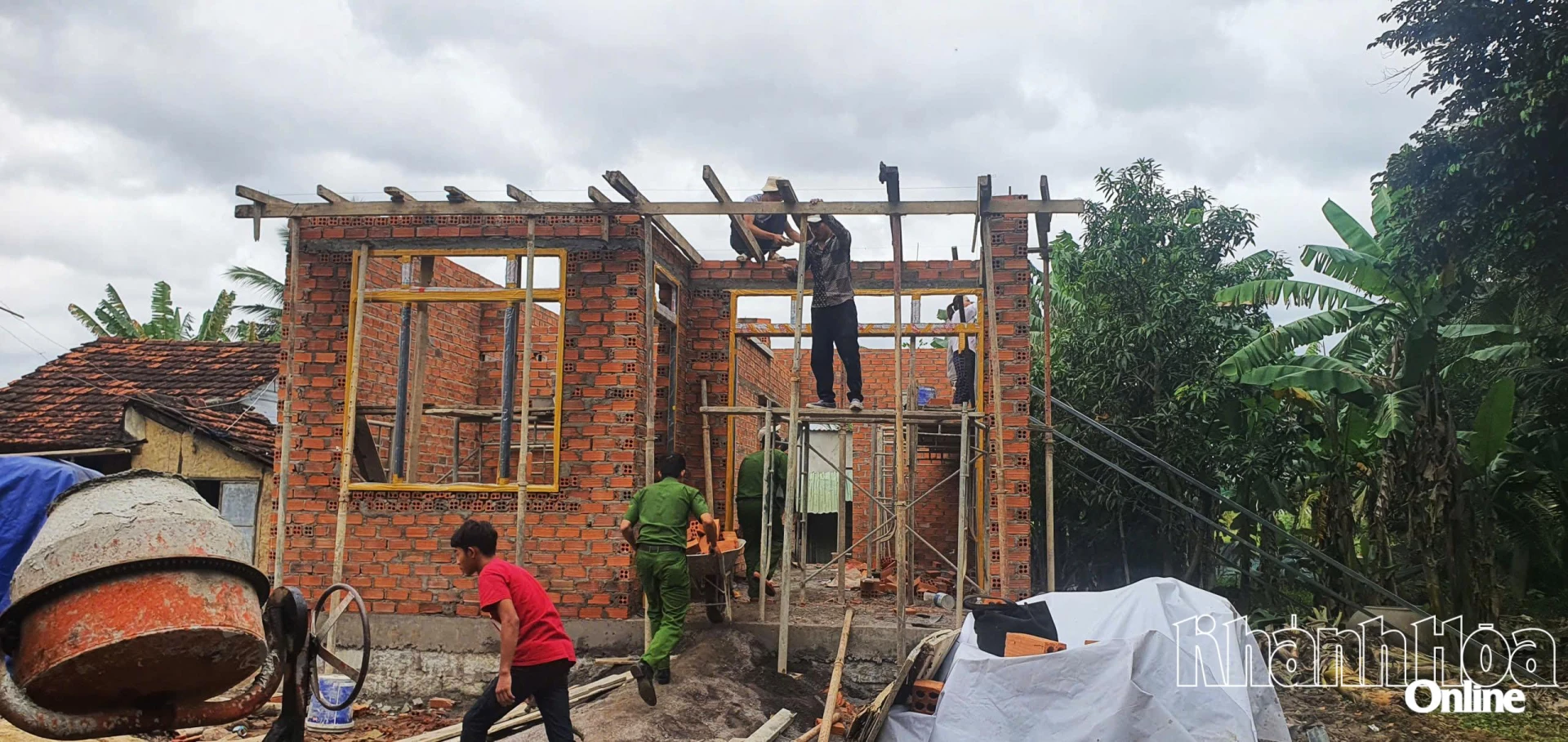 После 9 дней строительства дом миссис Чау в Дьен-Дьене постепенно обрел форму.