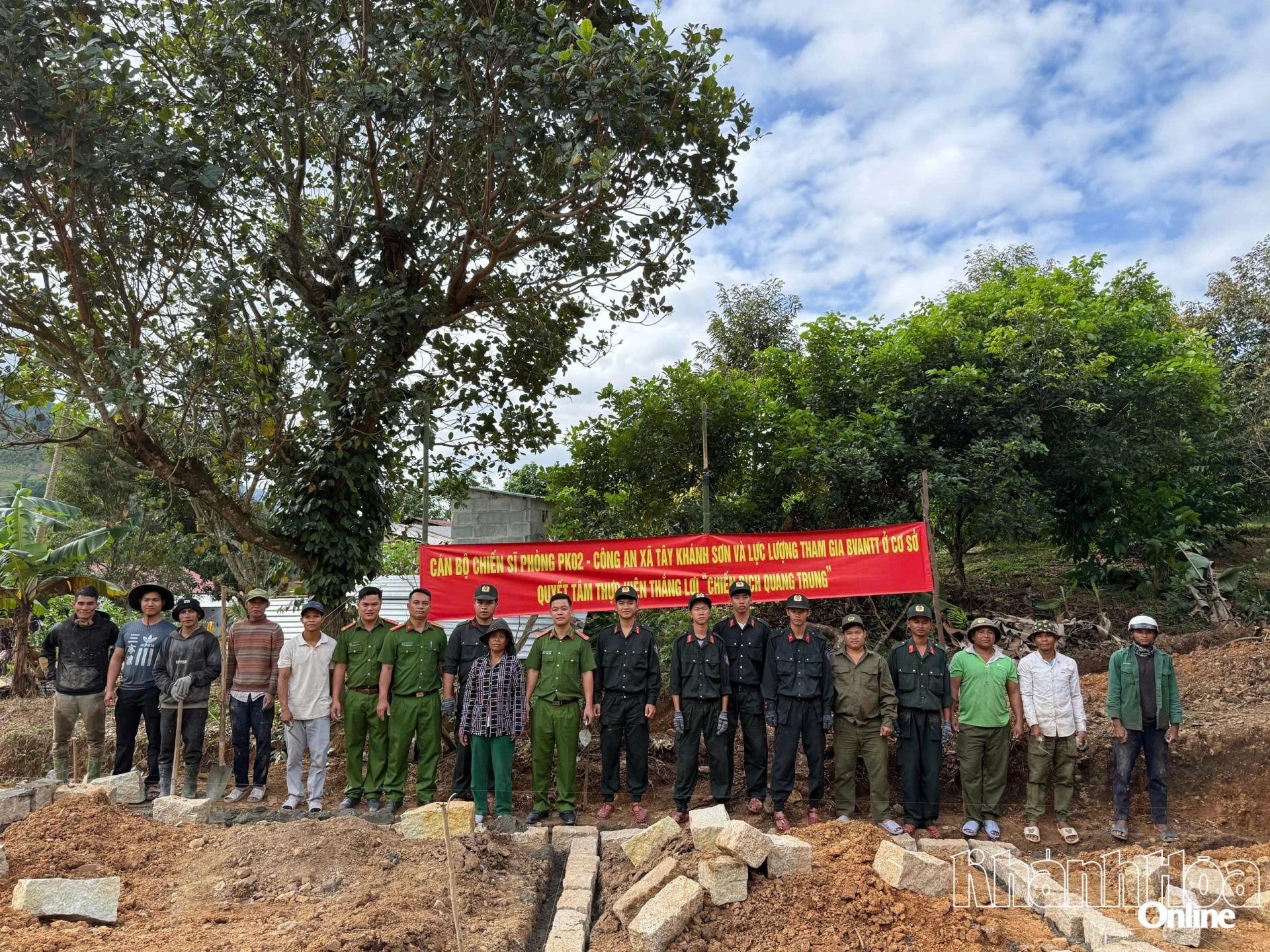 Мобильная полиция, коммунальная полиция и силы безопасности коммуны Тэй Кхань Сон мобилизовались для оказания помощи людям в восстановлении новых домов.
