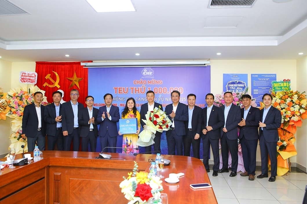 Lãnh đạo Cảng Hải Phòng tặng hoa và quà chúc mừng, khen thưởng thành tích ấn tượng của Chi nhánh Cảng Tân Vũ. Ảnh: VIMC.