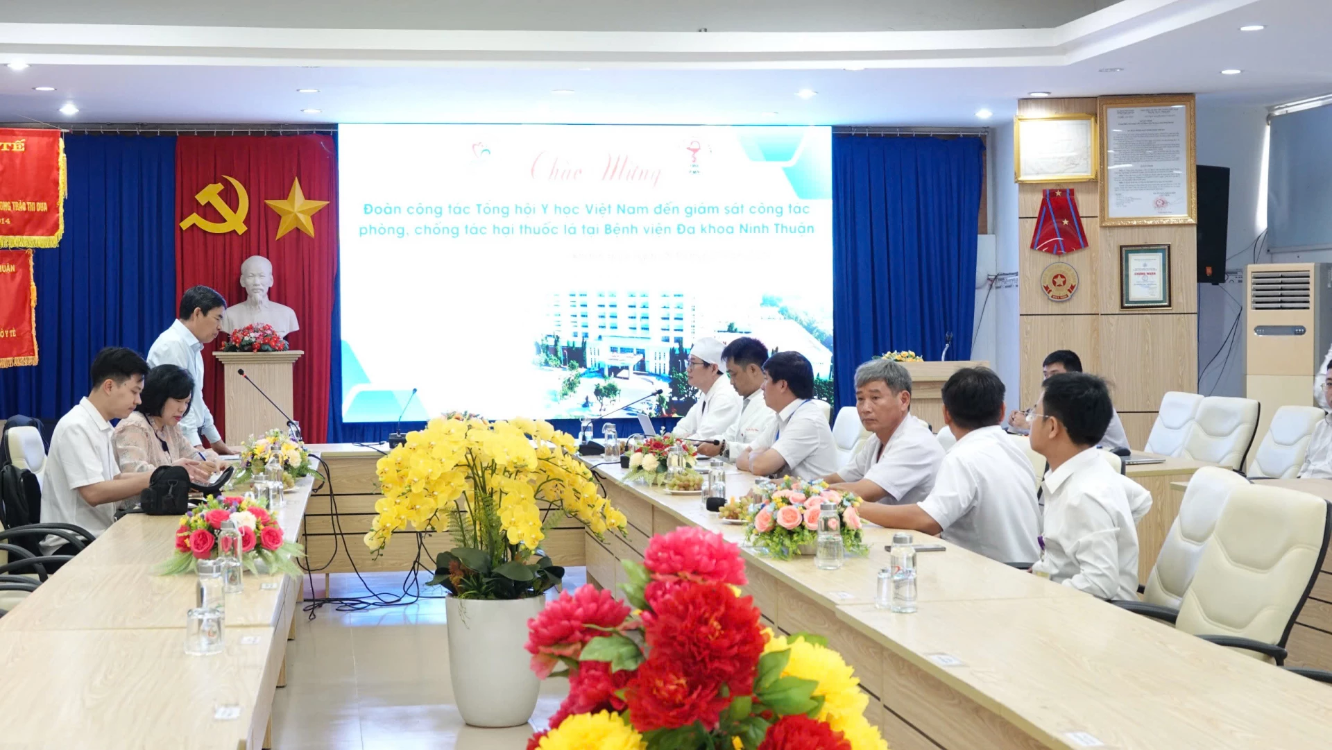 পর্যবেক্ষণ প্রতিনিধিদল নিন থুয়ান জেনারেল হাসপাতালের সাথে কাজ করেছে।