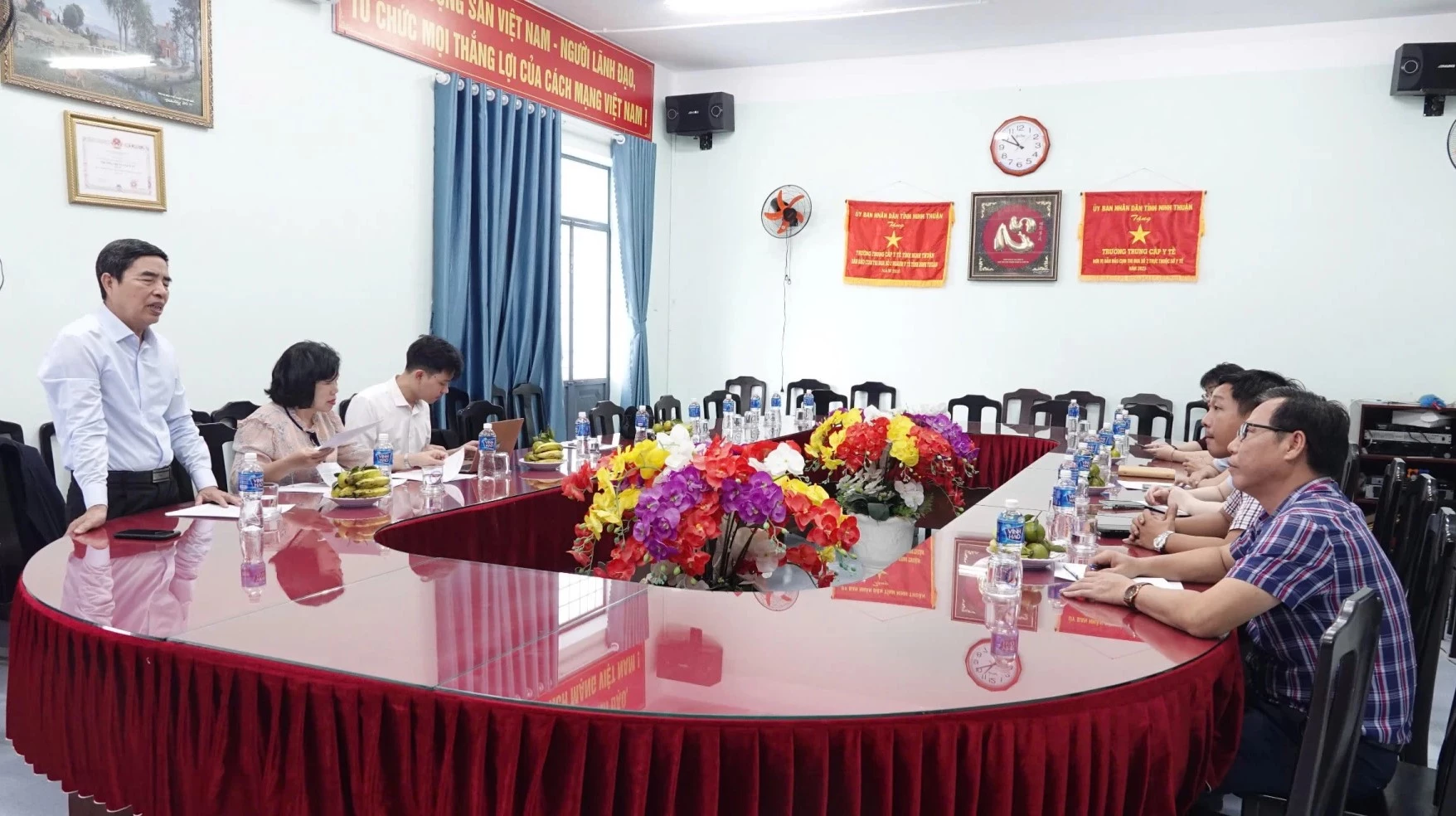 পর্যবেক্ষণ প্রতিনিধিদল নিন থুয়ান মেডিকেল কলেজের সাথে কাজ করেছে।