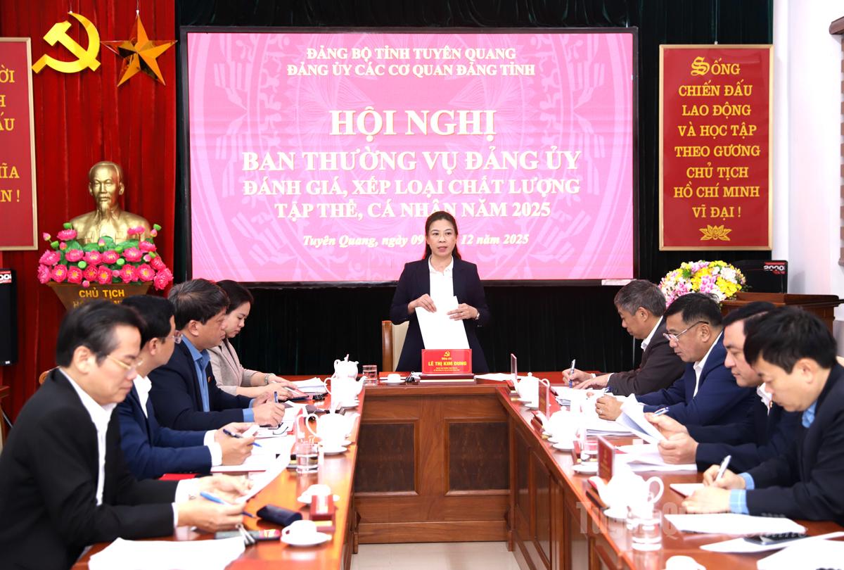 นายเล ถิ กิม ดุง รองเลขาธิการคณะกรรมการพรรคประจำจังหวัด เป็นประธานการประชุม