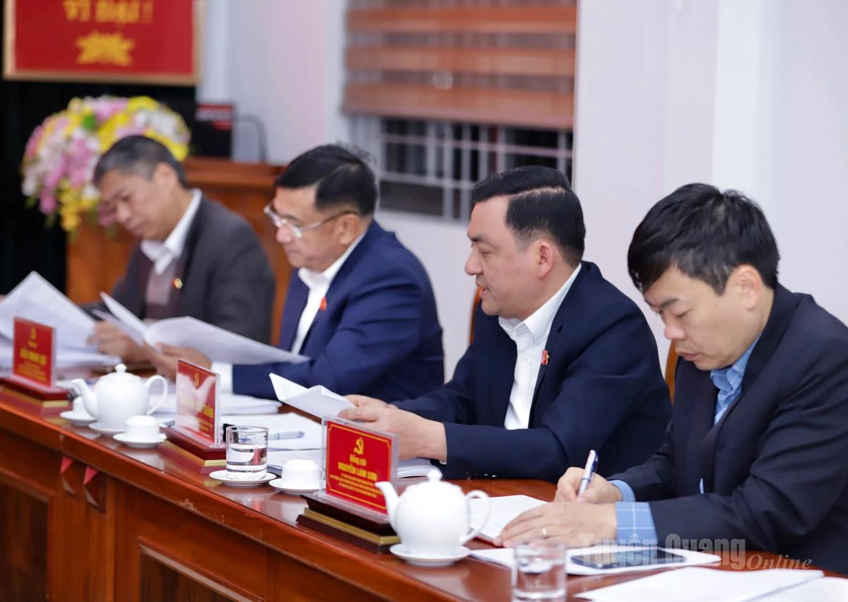 สหายในคณะกรรมการประจำพรรคเข้าร่วมการประชุม