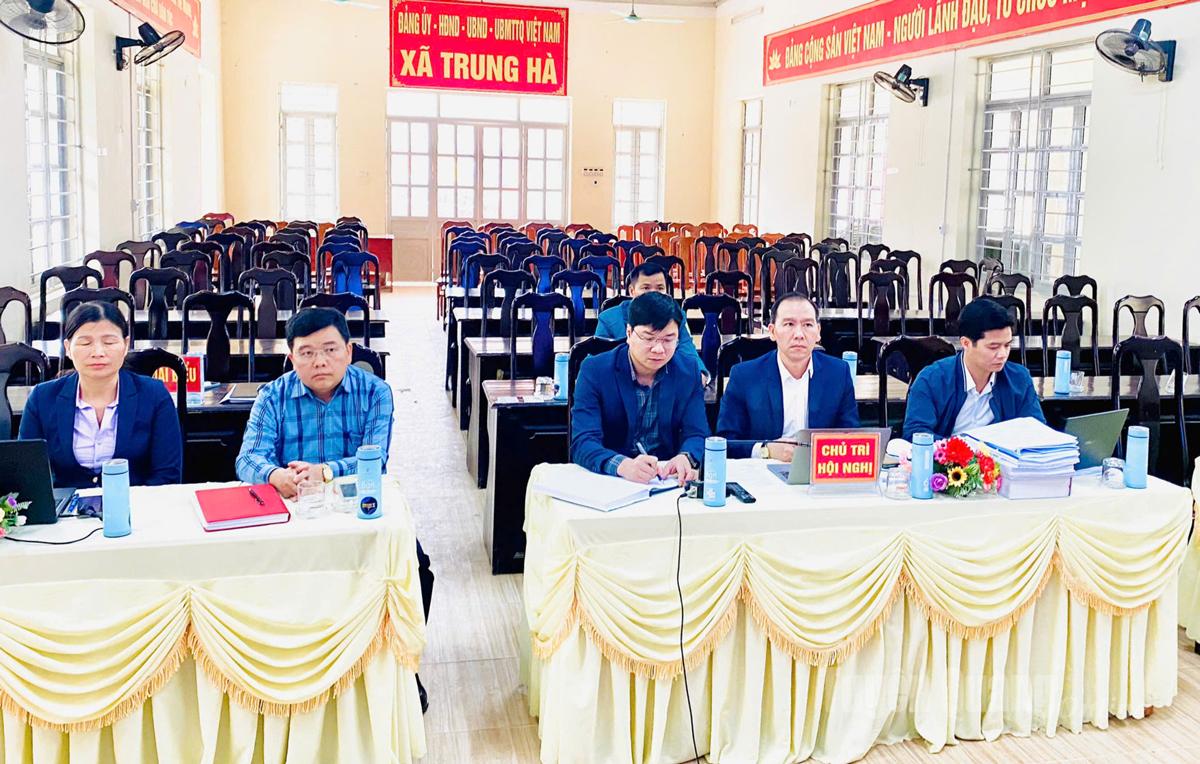 Delegados asistentes a la conferencia en el puente de la comuna de Trung Ha.