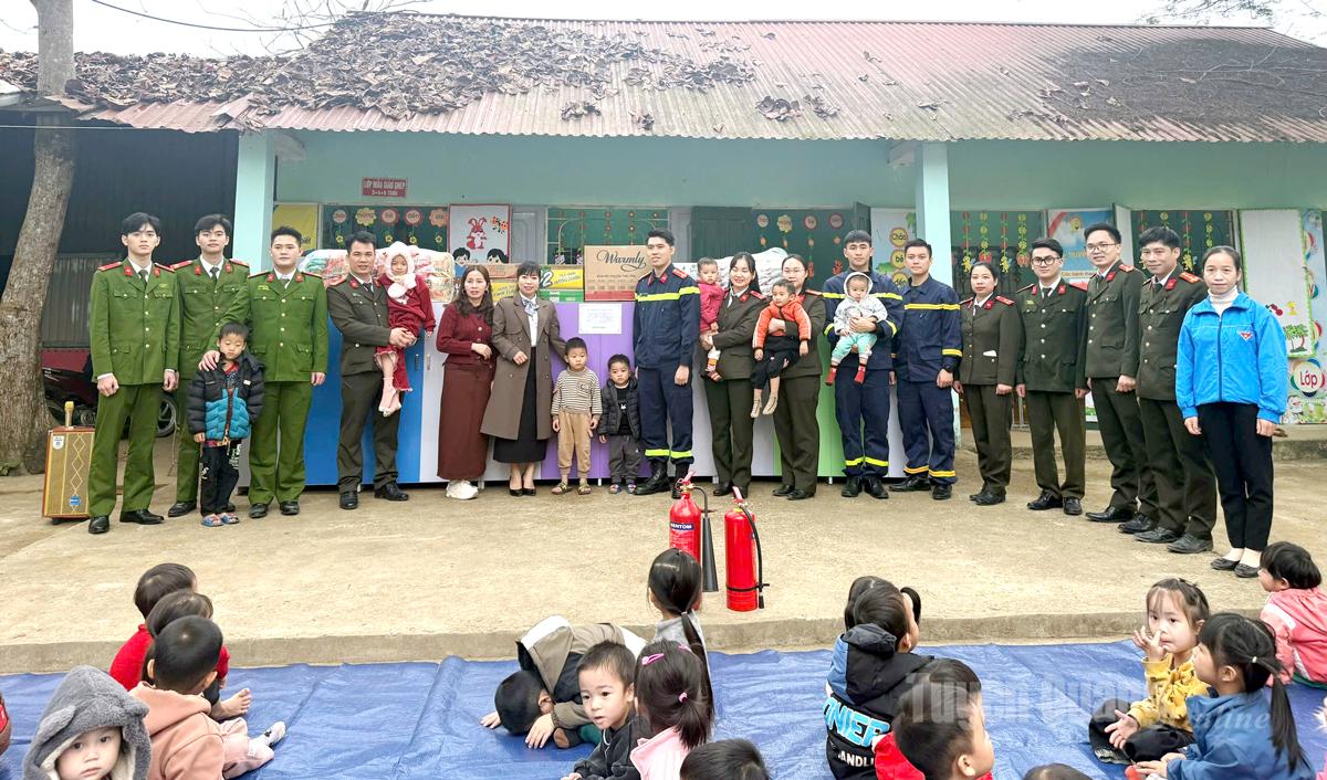 ຄະນະຜູ້ແທນໄດ້ມອບຂອງຂວັນໃຫ້ໂຮງຮຽນອະນຸບານຄວນແທ່ງ.