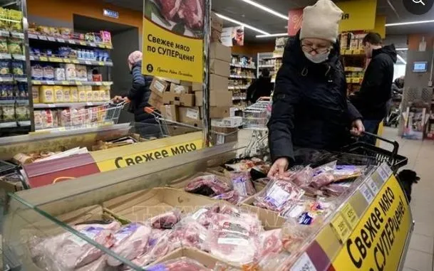 Mensen doen boodschappen in een supermarkt in Moskou, Rusland. Foto: AFP/TTXVN Người dân mua sắm tại một siêu thị ở Moskva, Nga. Ảnh: AFP/TTXVN