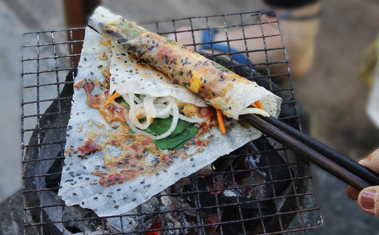 公園の近くでは焼いたライスペーパーが売られています。