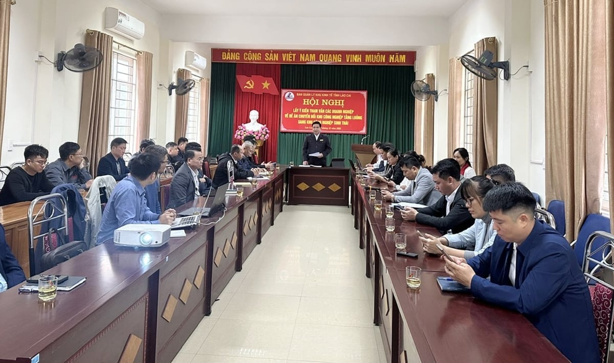 순환 경제 개발을 목표로 탕룽 산업단지를 생태 모델로 전환하는 것에 대한 의견을 수렴하기 위한 컨퍼런스 모습. 사진: 빅 홉. Quang cảnh hội nghị lấy ý kiến về chuyển đổi KCN Tằng Loỏng sang mô hình sinh thái, hướng tới phát triển kinh tế tuần hoàn. Ảnh: Bích Hợp.