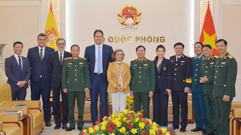 Delegáti na recepci.