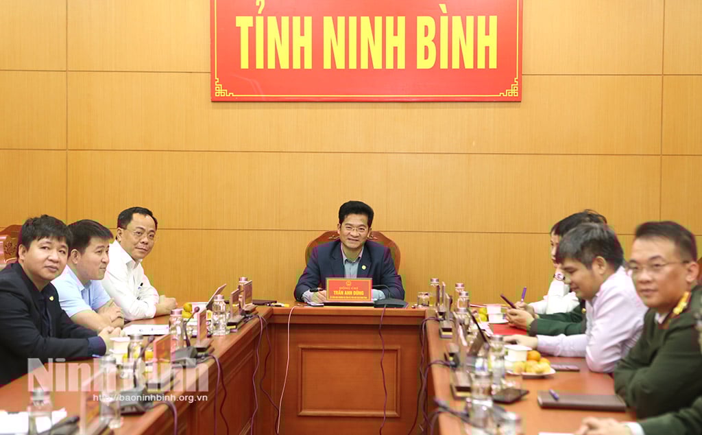 Delegáti účastnící se konference na mostě Ninh Binh.