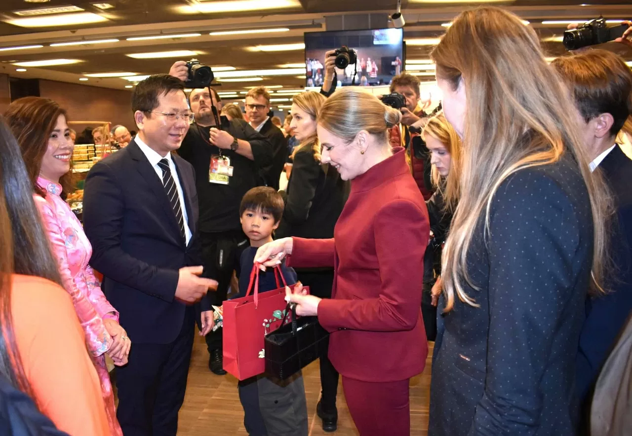 งานการกุศลนานาชาติ SHOM 2025: ส่งเสริมมิตรภาพ การแลกเปลี่ยนทางวัฒนธรรม และการเชื่อมโยง Hội chợ từ thiện quốc tế SHOM 2025: Thúc đẩy tình hữu nghị, giao lưu kết nối văn hóa