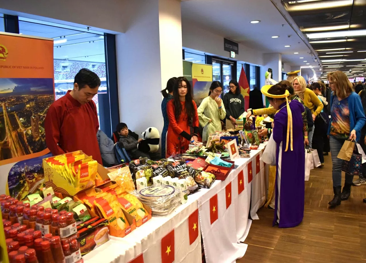 งานการกุศลนานาชาติ SHOM 2025: ส่งเสริมมิตรภาพ การแลกเปลี่ยนทางวัฒนธรรม และการเชื่อมโยง Hội chợ từ thiện quốc tế SHOM 2025: Thúc đẩy tình hữu nghị, giao lưu kết nối văn hóa