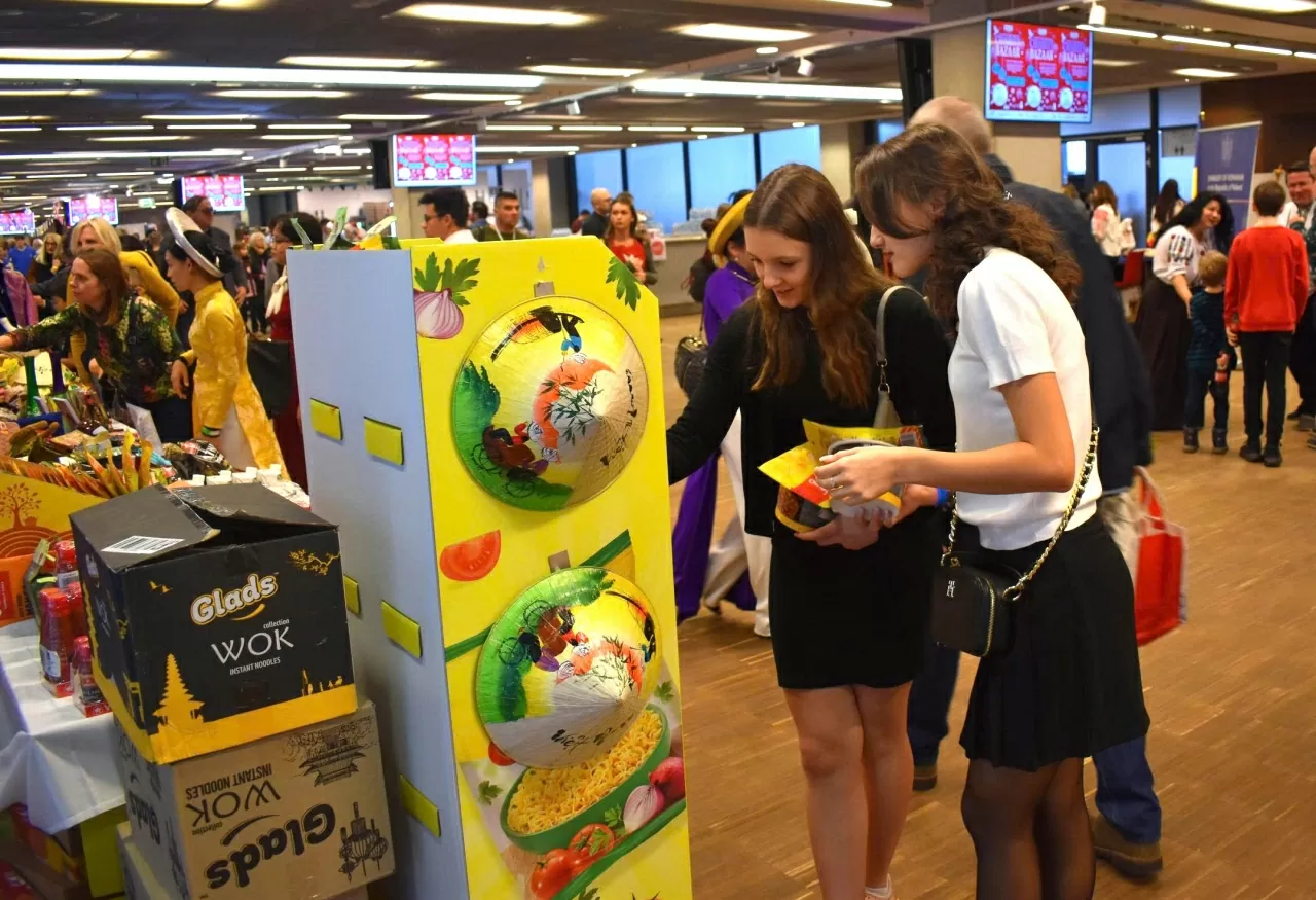 งานการกุศลนานาชาติ SHOM 2025: เวียดนามส่งสาร เผยแพร่จิตวิญญาณแห่งความสามัคคีและความรักซึ่งกันและกัน Hội chợ từ thiện quốc tế SHOM 2025: Việt Nam gửi thông điệp, lan tỏa tinh thần đoàn kết, tương thân tương ái