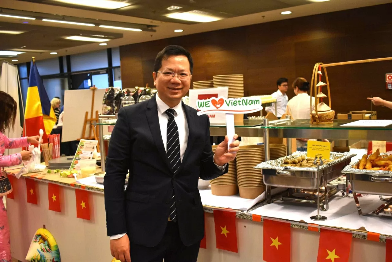 งานการกุศลนานาชาติ SHOM 2025: เวียดนามส่งสาร เผยแพร่จิตวิญญาณแห่งความสามัคคีและความรักซึ่งกันและกัน Hội chợ từ thiện quốc tế SHOM 2025: Việt Nam gửi thông điệp, lan tỏa tinh thần đoàn kết, tương thân tương ái