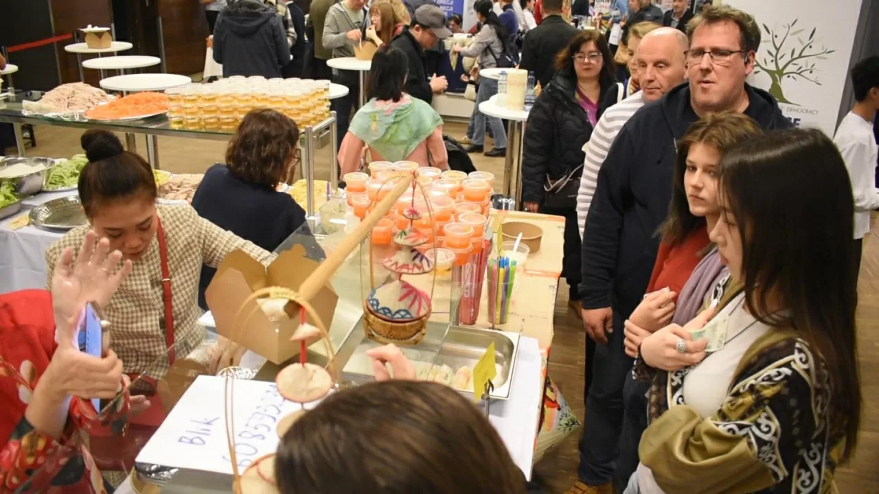 งานการกุศลนานาชาติ SHOM 2025: เวียดนามส่งสาร เผยแพร่จิตวิญญาณแห่งความสามัคคีและความรักซึ่งกันและกัน Hội chợ từ thiện quốc tế SHOM 2025: Việt Nam gửi thông điệp, lan tỏa tinh thần đoàn kết, tương thân tương ái