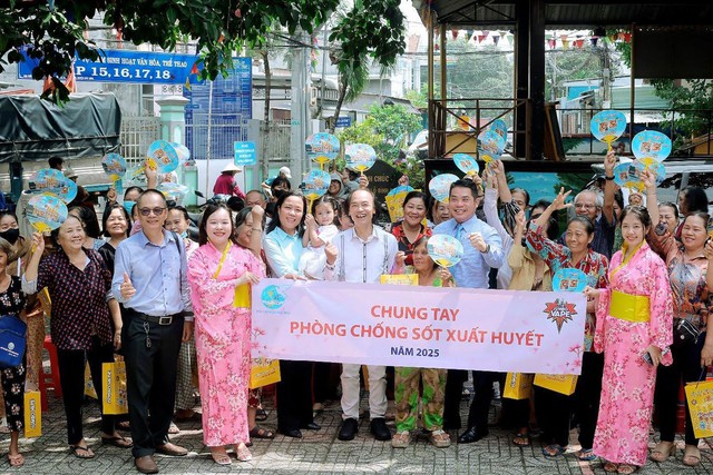 Mencegah demam berdarah: Perlu kerja sama masyarakat dan komunitas - Foto 4. Phòng chống dịch bệnh sốt xuất huyết: Cần sự chung tay của người dân và cộng đồng- Ảnh 4.