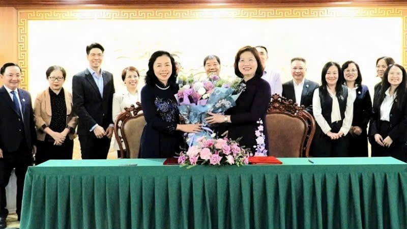 Ordföranden för statens värdepapperskommission och VACPA gratulerade ceremonin till dess framgång. (Foto: Huong Tra)