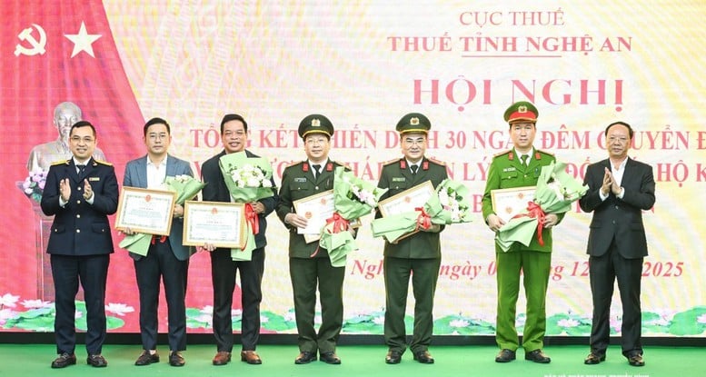 علاقے فعال طور پر ٹیکس ڈیکلریشن پر سوئچ کرتے ہیں، Nghe An 'فائنش لائن پر جلد پہنچ جاتا ہے' - تصویر 1۔ Các địa phương tích cực chuyển sang kê khai thuế, Nghệ An 'về đích' sớm- Ảnh 1.