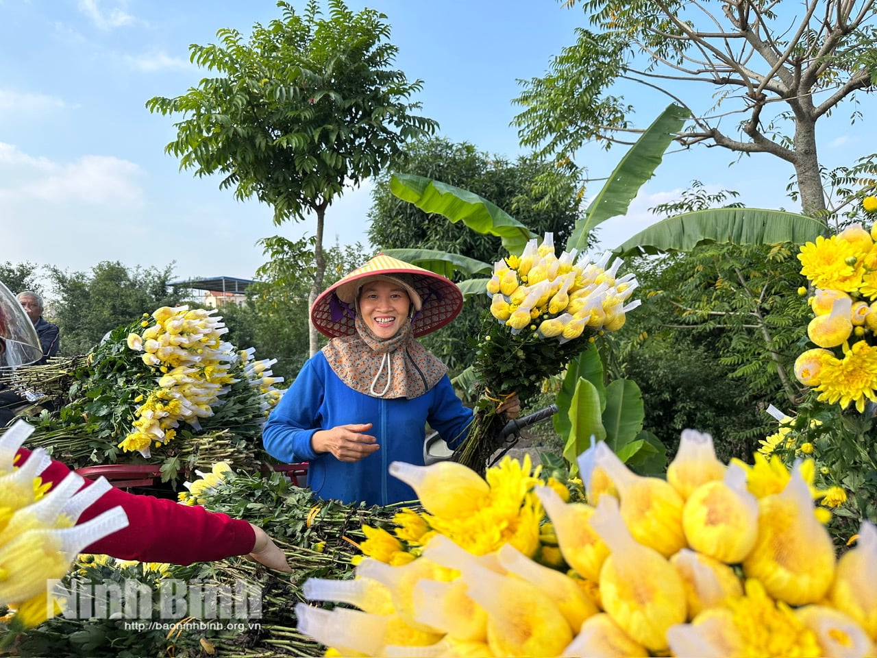 Blomodlaren Hong Has ljusa leende bredvid frukterna av sitt arbete. Foto: Nguyen Luu