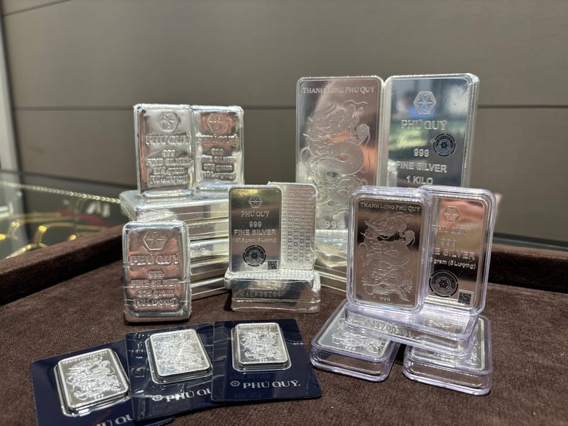 Prețurile argintului au continuat să crească în dimineața zilei de 9 decembrie. La Phu Quy, prețul listat al lingourilor de argint era de 2.190.000 - 2.258.000 VND/tael. Foto: Phu Quy