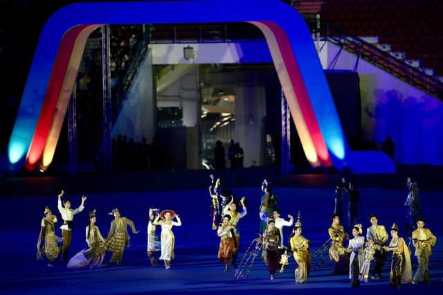 La delegación deportiva de Vietnam coopera con la Embajada para solucionar errores en los mapas durante la ceremonia de apertura de los Juegos del Sudeste Asiático - Foto 1. Đoàn thể thao Việt Nam phối hợp Đại sứ quán, xử lý sai sót bản đồ trong lễ khai mạc SEA Games - Ảnh 1.