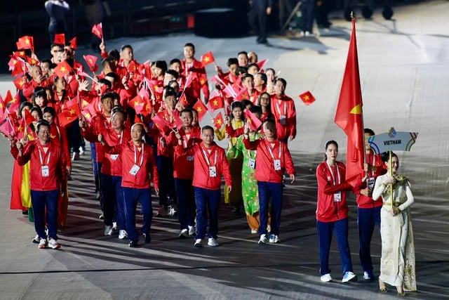 La delegación deportiva de Vietnam coopera con la Embajada para solucionar errores en los mapas durante la ceremonia de apertura de los Juegos del Sudeste Asiático - Foto 3. Đoàn thể thao Việt Nam phối hợp Đại sứ quán, xử lý sai sót bản đồ trong lễ khai mạc SEA Games - Ảnh 3.