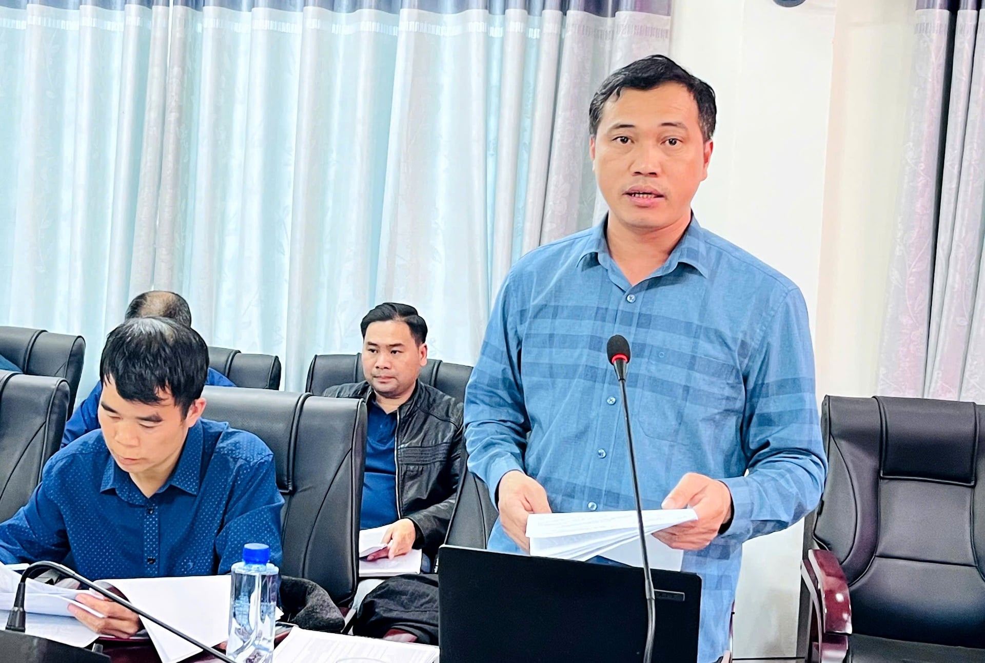 Đại biểu tham gia ý kiến tại hội nghị.