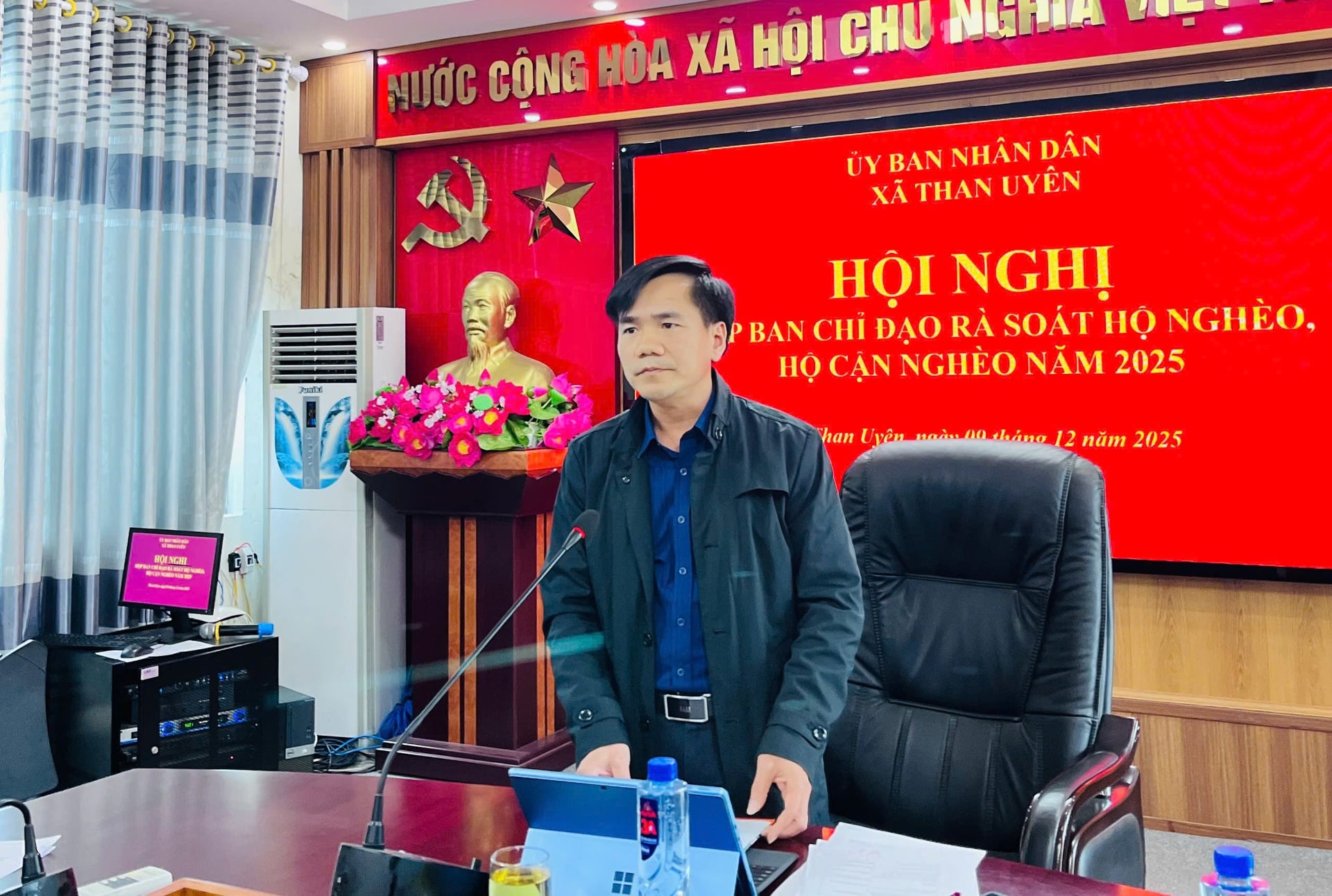 Đồng chí Hoàng Văn Toan - Phó Chủ tịch UBND xã Than Uyên phát biểu kết luận hội nghị. 