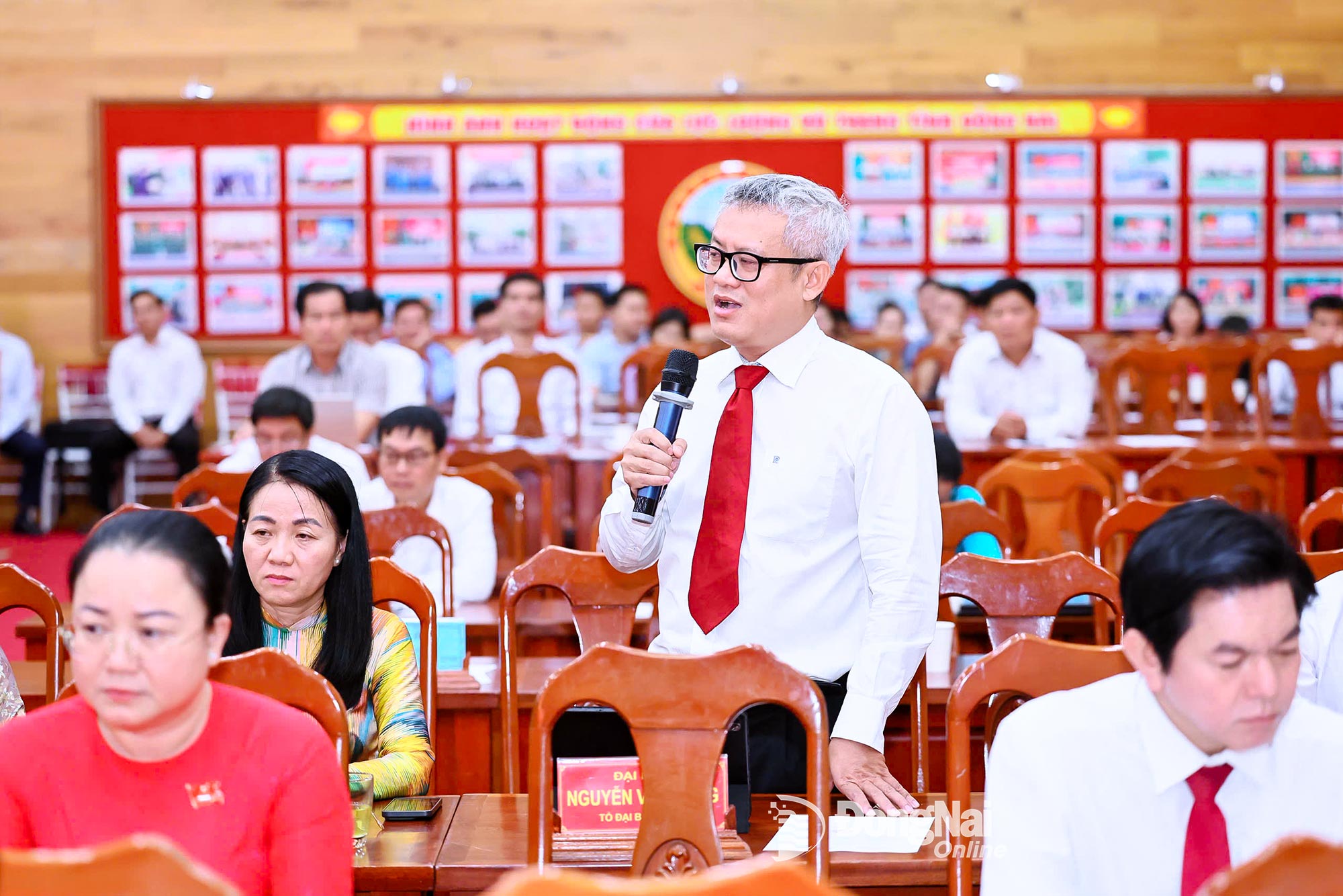 Delegaten Ta Quang Truong, partisekreterare och ordförande för folkrådet i Xuan Hoa kommun, talade vid mötets diskussionssession. Foto: Cong Nghia