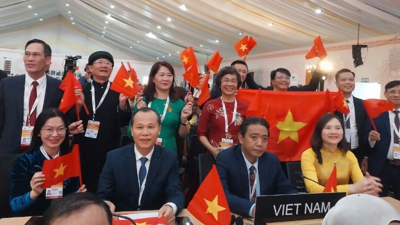 ในนามของเวียดนามและชุมชนที่ปฏิบัติมรดกภาพวาดพื้นบ้านดงโห รัฐมนตรีช่วยว่าการกระทรวงวัฒนธรรม กีฬา และการท่องเที่ยว รองประธานคณะกรรมการ UNESCO แห่งชาติเวียดนาม นาย Hoang Dao Cuong และรองประธานคณะกรรมการประชาชนจังหวัดบั๊กนิญ นาย Mai Son ได้กล่าวสุนทรพจน์ตอบรับและให้คำมั่นว่าจะนำแนวทางแก้ไขมาใช้เพื่ออนุรักษ์และส่งเสริมคุณค่าของมรดกหลังจากที่ได้รับการจารึกไว้แล้ว