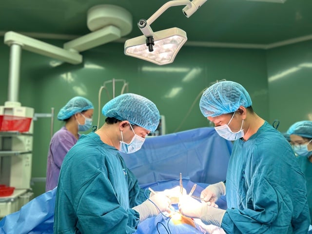 Et halvt kilo hår funnet i magen til en 6 år gammel jente - Bilde 1. Nửa cân tóc trong dạ dày bé gái 6 tuổi - Ảnh 1.