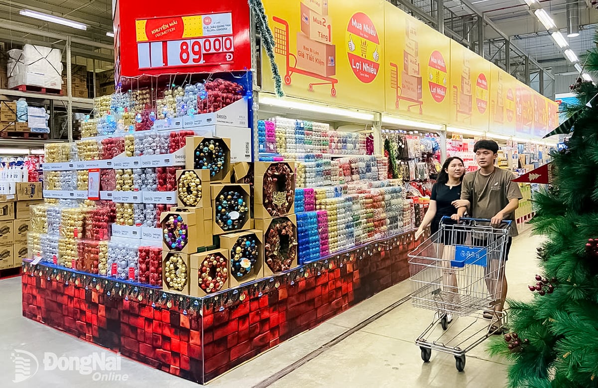 Χριστουγεννιάτικες και Πρωτοχρονιάτικες διακοσμήσεις εκτίθενται σε ένα σούπερ μάρκετ στην περιοχή Tran Bien, στην επαρχία Dong Nai. Φωτογραφία: Hai Quan  