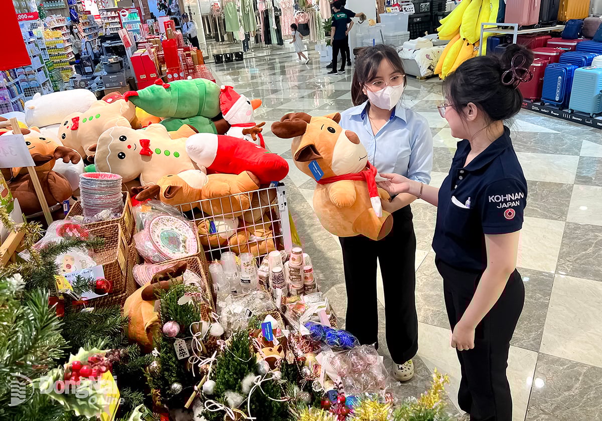 Οι καταναλωτές συμβουλεύονται και επιλέγουν να αγοράσουν προϊόντα διακόσμησης για τα Χριστούγεννα και την Πρωτοχρονιά στο σούπερ μάρκετ Kohnan Bien Hoa (περιφέρεια Tam Hiep, επαρχία Dong Nai). (Φωτογραφία: Hai Quan)